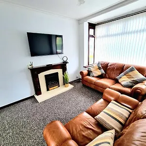 Modern 3 Bedroom House Close To The Centre Apartment